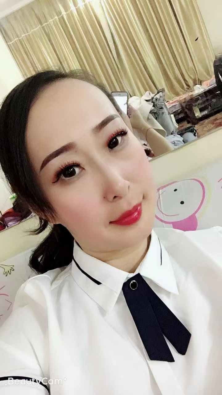 不但长得漂亮且胸大的妹子